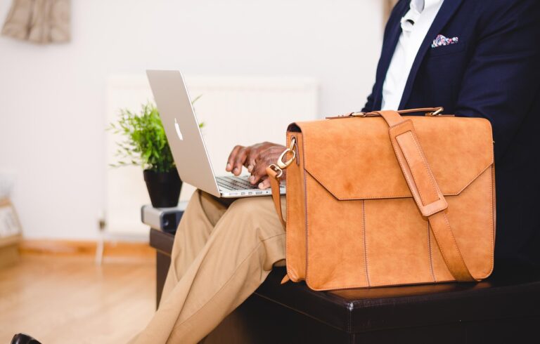 Damska torba na laptopa – elegancja i funkcjonalność w codziennym użytkowaniu